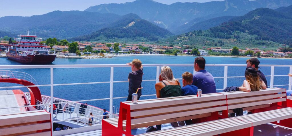 gezin op ferryboot met uitzicht op eiland Thassos