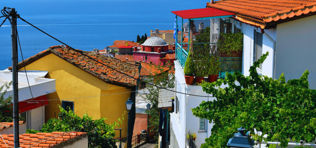 Kavala in Griekenland. Straatje met veel kleur en uitzicht op zee