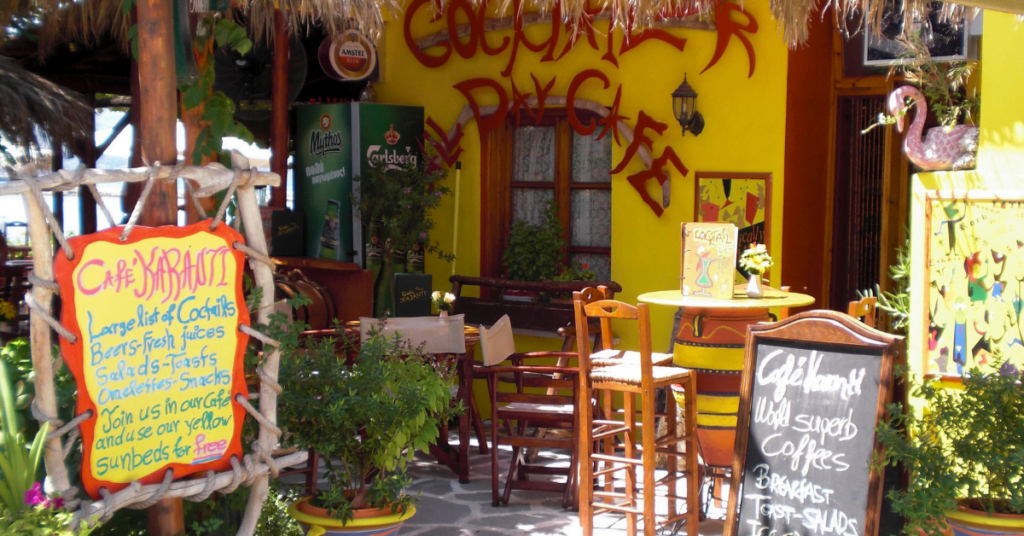 cafeetje op Thassos in gele kleuren
